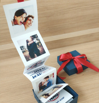 Caixa com fita de fotos