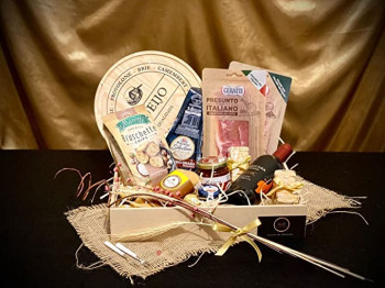 Cesta com queijos e vinho